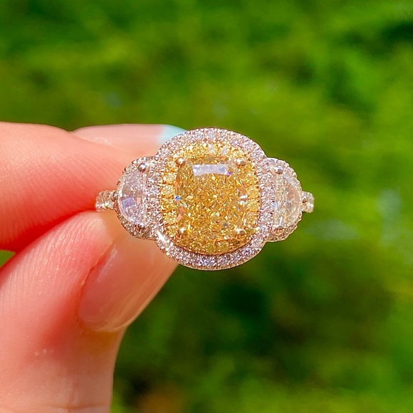 18k Yellow Diamond Ring - Picture 3 of 3